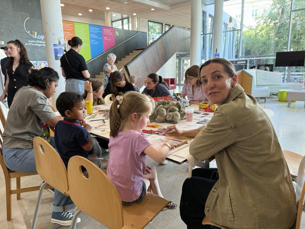 Atelier créatif avec des enfants organisé par l'association à l'IHOPe
