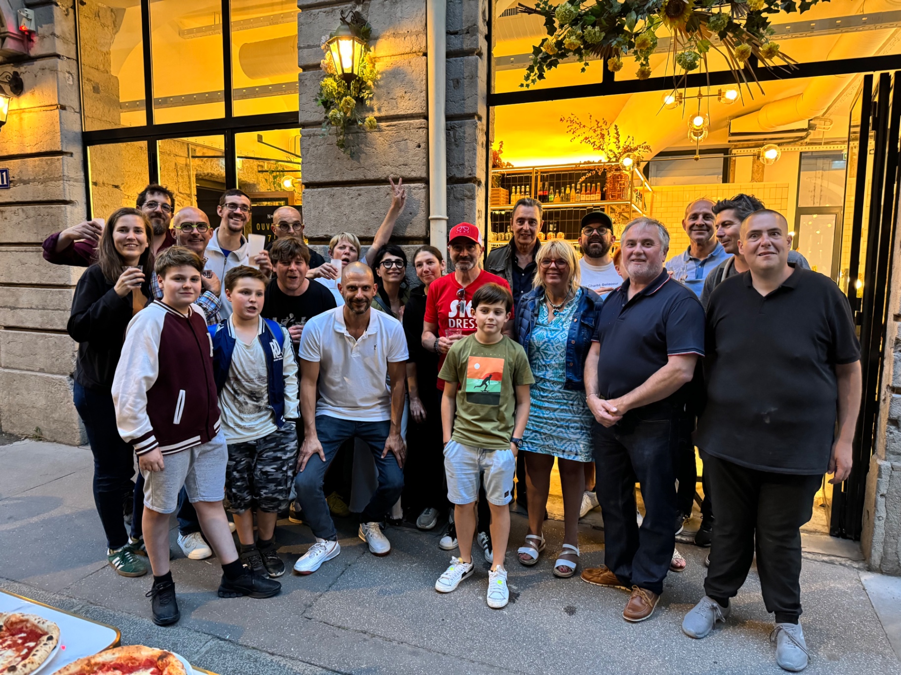 Groupe de commerçants et habitants du quartier Charité-Bellecour réunis en soirée devant un établissement